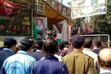 ඉම්රාන් ඛාන්ගේ නිවස පොලීසිය වටලයි