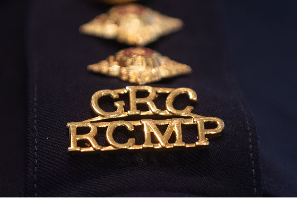 கனடியர் என ஆள் மாறாட்டம் செய்த அமெரிக்கருக்கு தண்டனை | Us Citizen Living In Eastern Ontario