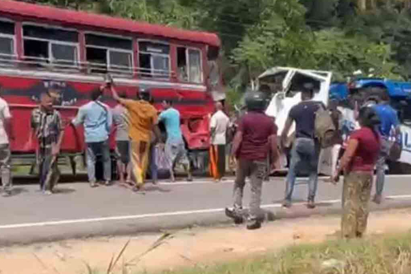 பேருந்தும் லொறி ஒன்றும் மோதி மற்றுமொரு விபத்து | Another Accident Involving A Bus And A Lorry