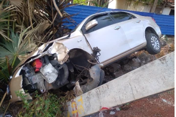 வட மாகாண முன்னாள் சுகாதார அமைச்சரின் வாகனம் விபத்து (Photos)