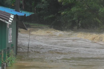 சீரற்ற காலநிலை; பாலத்தை மூழ்கடித்த வெள்ளம்; மக்கள் அவதி
