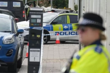 பிரித்தானிய கடற்கரையில் பட்டப்பகலில் கத்திக்குத்து: பொலிஸார் தேடுதல் வேட்டை