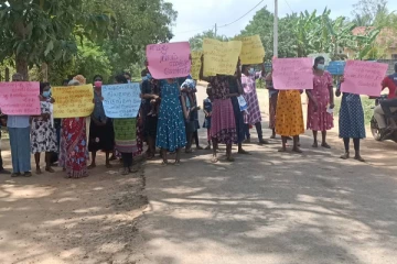 வவுனியாவில் காணியினை மீட்டுத்தருமாறு கோரி பொதுமக்கள் வீதியினை மறித்து போராட்டம் (VIDEO)