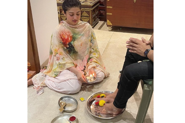 கணவருக்கு காலைக் கழுவி பூஜை செய்து சர்ச்சையில் சிக்கிய நடிகை - நெட்டிசன்களின் ஆதங்கம்! | Actress Pranitha Who Performed Foot Pooja Husband