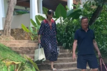 இலங்கையின் வீதிகளில் சுற்றித்திரியும் பிரித்தானிய முன்னாள் பிரதமர்