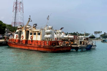 முற்றாக முடங்கிய நெடுந்தீவுக்கான படகுச்சேவை: பயணிகள் குற்றச்சாட்டு