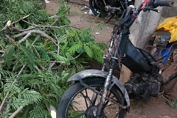 வவுனியாவில் திடீரென தீப்பிடித்த மோட்டார் சைக்கிள்;நூலிழையில் உயிர் பிழைத்த குடும்பம் | Motorcycle Caught Fire Vavuniya Family Threadbare