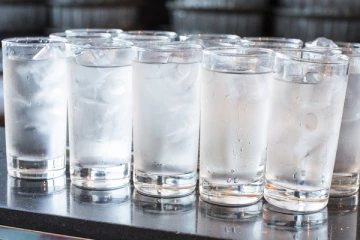 பிரிட்ஜில் இருந்து 'ஐஸ்' வாட்டரை அப்படியே குடிப்பவரா நீங்கள்? இனி இந்த தவறை செய்யாதீர்கள்!