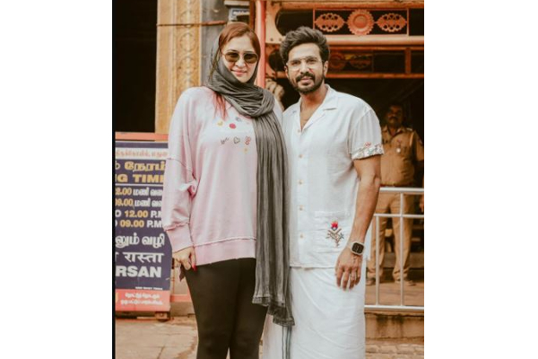 தனது மனைவியுடன் பிரபல கோவிலுக்கு வந்த நடிகர் விஷ்ணு விஷால்- வெளிவந்த புகைப்படம் | Vishnu Vishal Visits Popular Temple With Wife தனது மனைவியுடன் பிரபல கோவிலுக்கு வந்த நடிகர் விஷ்ணு விஷால்- வெளிவந்த புகைப்படம் | Vishnu Vishal Visits Popular Temple With Wife