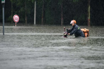 சீனாவை புரட்டிப்போட்ட பெரு மழை; வெள்ளத்தில் தத்தளிக்கும் கிராமங்கள்