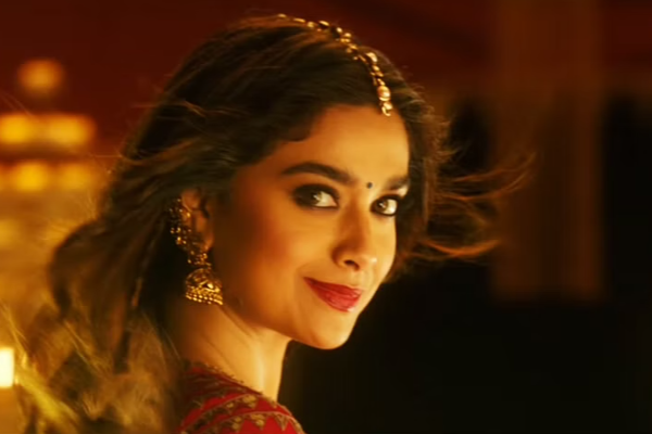 பயந்து ஓடிய நடிகை கீர்த்தி சுரேஷ்.. இணையத்தில் வைரலாகும் வீடியோ | Keerthy Suresh Gandhari Video Song