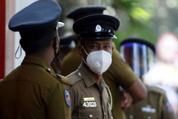 யாழில் கொளுந்துவிட்டு எரிந்த ஏரிபொருள் நிரப்பு நிலைய உரிமையாளரின் வீடுகள்! | Jaffna Karainagar Fuel Station Owner House Fire