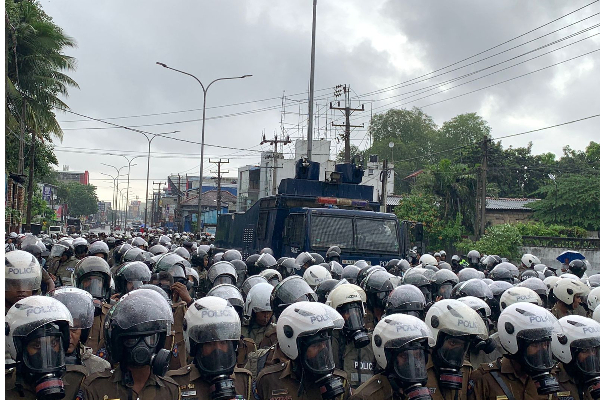 கொழும்பில் பதற்றம்! காவல்துறையினருடன் முறுகல் - போராட்டக்காரர்கள் பலர் கைது | Kalani University Protest Against Government