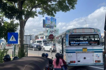 ඔරුගොඩවත්තේ කන්ටේනර් රථයක් පෙරළෙයි - දැඩි රථවාහන තදබදයක්