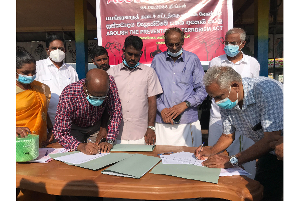 பயங்கரவாத சட்டத்தை நீக்ககோரி தொடரும் கையெழுத்து வேட்டை (படங்கள்) | Continuing Signature Hunt Repeal Terrorism Law