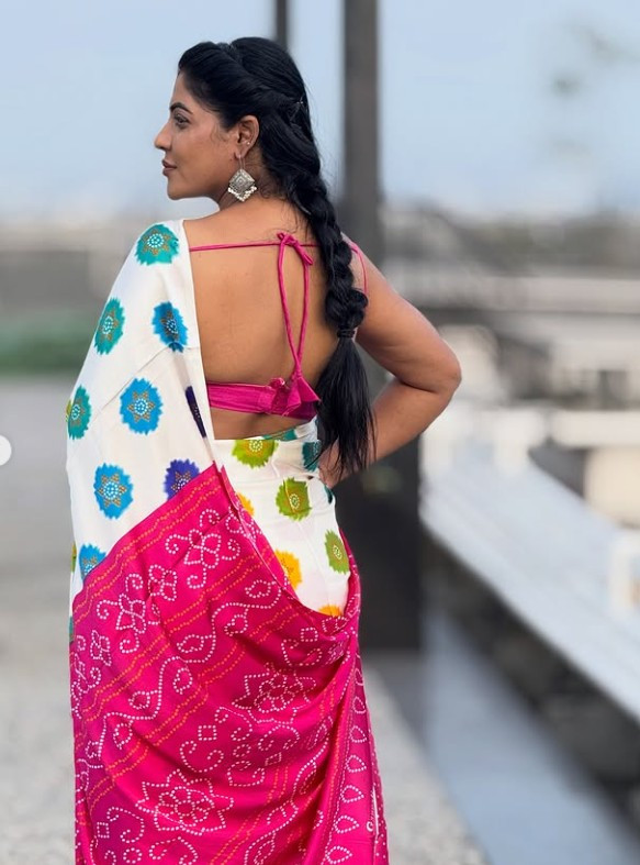 புடவையில் விதவிதமான போஸ் கொடுத்து மயக்கும் சீரியல் நடிகை ரேஷ்மா பசுபுலேட்டி போட்டோஸ் 3 Gallery