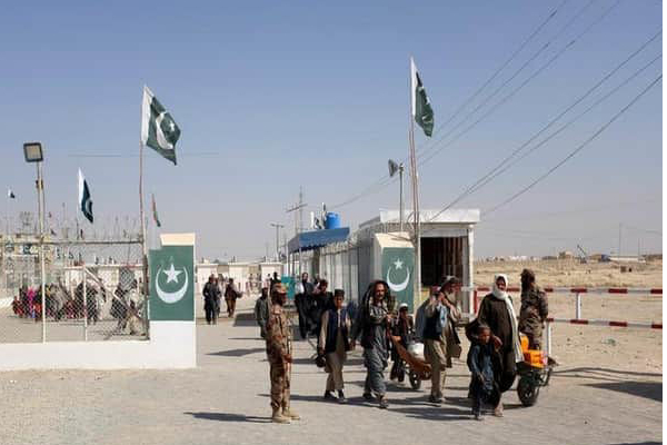 யாரும் வெளியேற வேண்டாம்! பாகிஸ்தான் எல்லையில் கெஞ்சும் தாலிபான்கள் ..வைரலாகும் புகைப்படம் | Taliban Stops Afghan People In Pakistan Border