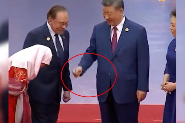 ஜி ஜின்பிங்குடன் கைகுலுக்க மறுத்த மலேசிய முதல் பெண்மணி! இணையத்தில் வைரலாகும் வீடியோ | Malaysia First Lady Declines Xi Jinping Handshake