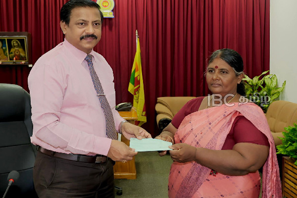 தென்பகுதி மக்களுக்கு யாழ் பெண் சிறு தொழில் முயற்சியாளரின் அன்பளிப்பு | Gift From A Jaffna Female People Of The Southern தென்பகுதி மக்களுக்கு யாழ் பெண் சிறு தொழில் முயற்சியாளரின் அன்பளிப்பு | Gift From A Jaffna Female People Of The Southern