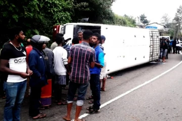 நுவரெலியாவில் பேருந்து விபத்து - 4 பேர் படுகாயம்(Photos)