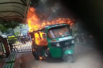 திடீரென தீப்பிடித்த மற்றுமொரு முச்சக்கர வண்டி!