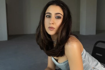 நடிகை சாரா அலி கான் படுகிளாமர் போட்டோஷூட்