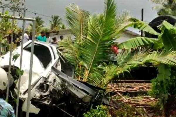 தொடருந்து விபத்தில் சிக்கி ஒருவர் பலி | A Lorry Collided With A Train