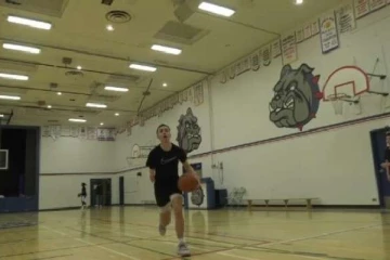 ஒற்றைக் கையில் கூடைப் பந்து விளையாட்டில் அசத்தும் கனேடிய சிறுவன்