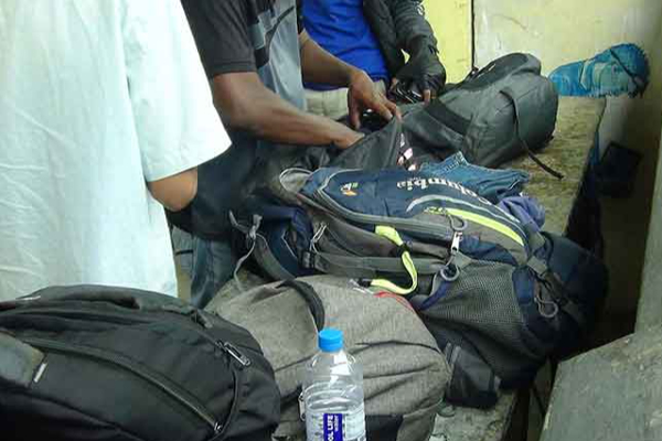 இலங்கைக்கு சுற்றுலா வந்த 8 பேர் அதிரடி கைது! | 8 Tourists Who Came To Sri Lanka Arrested