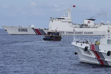 பிலிப்பைன்ஸ் மீன்பிடி கப்பல் மீது தண்ணீர் தாக்குதல்: சீன கடற்படை அத்துமீறல்: வீடியோ