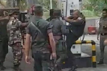 இளைஞரை எட்டி உதைத்த இராணுவ அதிகாரியின் பதவி பறிப்பு!