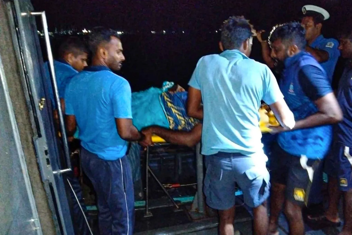 திடீரென கடலில் விழுந்த கப்பல் மாலுமி ; விரைந்து செயற்பட்ட கடற்படையினர் | Sailor Falls Overboard Navy Rushes To Rescue திடீரென கடலில் விழுந்த கப்பல் மாலுமி ; விரைந்து செயற்பட்ட கடற்படையினர் | Sailor Falls Overboard Navy Rushes To Rescue