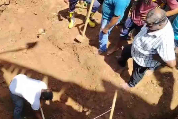 தொழிலாளர்கள் மீது சரிந்து விழுந்த மண் மேடு ; மூவரும் பலி | Landslide Collapsed On Workers
