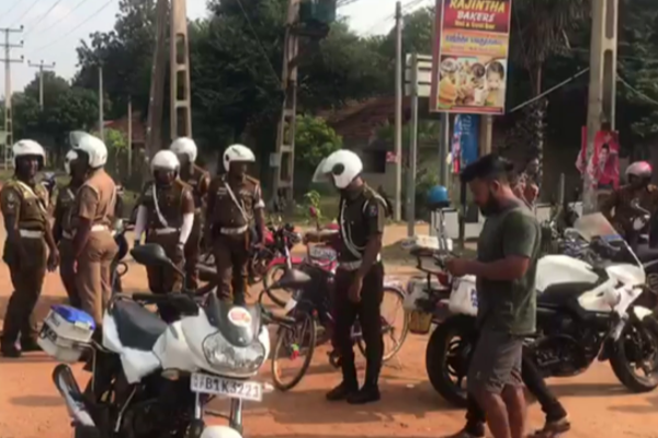 கிளிநொச்சியில் முதியவரை மோதித்தள்ளிய பொலிஸார்! | The Police Hit The Old Man In Kilinochchi