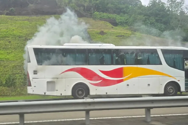 திடீரென பற்றி எரிந்த சொகுசு பேருந்து! | Fire Broke Out In A Luxury Bus On Expressway