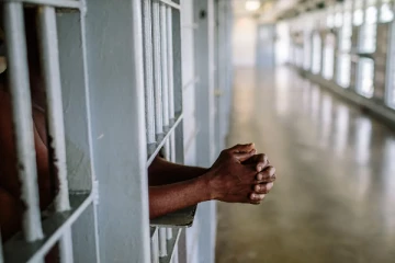 கைதிகளுடன் தகாத தொடர்பில் இருந்த அதிகாரிகள் பணி இடைநீக்கம்