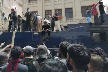 கொழும்பில் தடைகளை  உடைத்து   ஜனாதிபதி மாளிகையின் வாயிலை அடைந்த போராட்டக்காரர்கள்