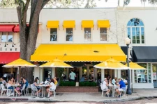 சிறிய அளவிலான பணத்துக்கு சாப்பிட்டு விட்டு லட்சக்கணக்கில் டிப்ஸ் வழங்கிய வாடிக்கையாளர்! எங்கு தெரியுமா?