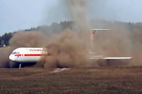 புயலில் சிக்குண்டு புல்வெளியில் இறங்கிய விமானம்! | Aeroplane In The Storm And Landed On The Grass