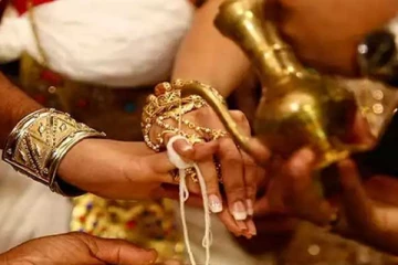 ගමක් බියවැද්දූ විවාහා මංගල්යය, 05ක් රෝහලේ 10ක් පොලිස් කූඩුවේ - මෙරටින් ඇසෙන අමුතුම පුවත..