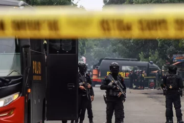 பொலிஸ் நிலையத்திற்குள் புகுந்து தற்கொலை படை தாக்குதல்!