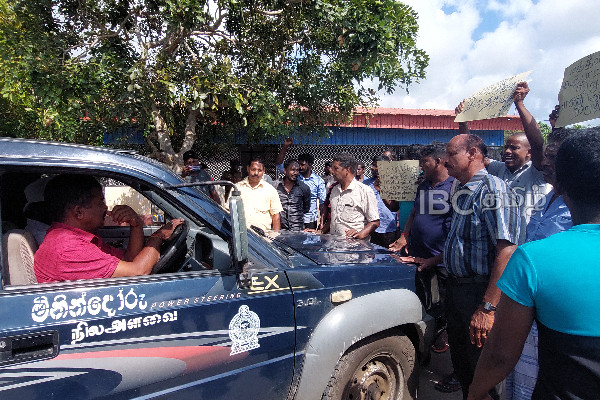 சிறிலங்கா கடற்படைக்கு காணி சுவீகரிப்பு - அதிகாரிகளை விரட்டிய மக்கள்! | Jaffna Kayts Sri Lanka Navy Land Acquisition