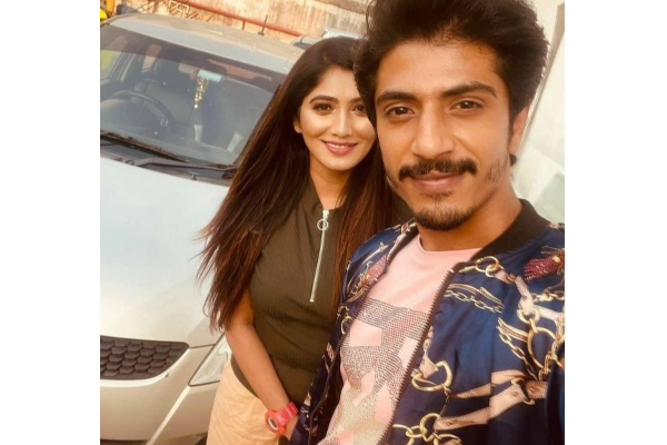 பிரபல நடிகையின் மகனுடன் காதல்? லீக்கான ஜூலியின் புகைப்படம் | Biggboss Julie Loves Shariq