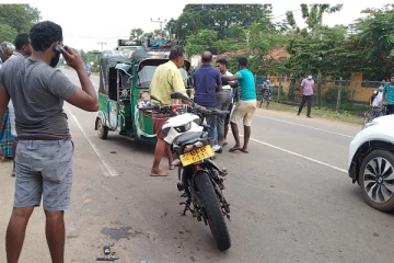 மோட்டார் சைக்கிள் ஒன்றும் முச்சக்கர வண்டியொன்றும் மோதி விபத்து!