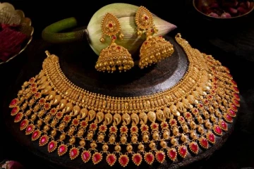 ஒரே நாளில் சரமாரியாக சரிந்த தங்கம் விலை - இப்போது நகை வாங்கலாம்!