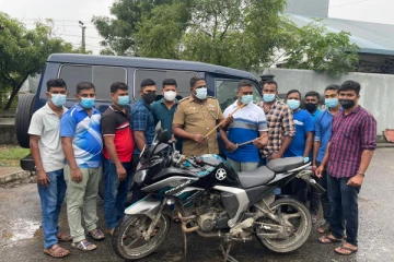 வீடு ஒன்றுக்குள் புகுந்து வன்முறையில் ஈடுபட்ட கும்பலைச் சேர்ந்த மூவர் கைது