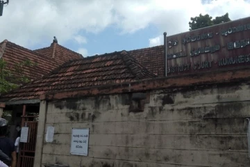 நீதிமன்ற கூரையின் மீது ஏறி நபரொருவர் போராட்டம்