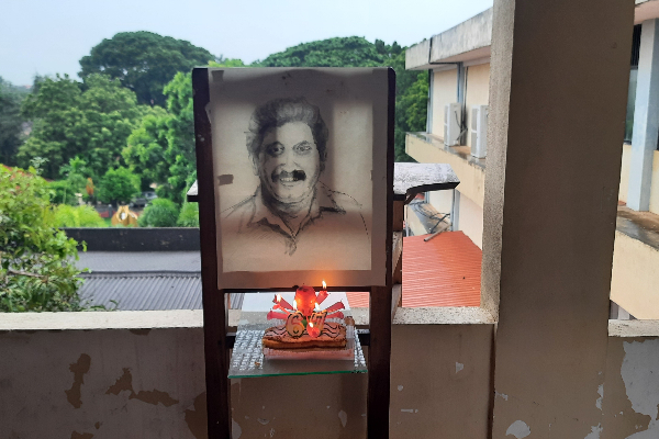 இராணுவக் கெடுபிடிகளுக்கு மத்தியிலும் யாழ்.பல்கலையில் விடுதலைப்புலிகளின் தலைவருக்கு கேக் வெட்டிக் கொண்டாட்டம்! - ஐபிசி தமிழ்