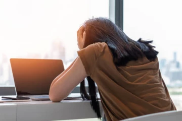 கொரிய கப்பல் ஊழியரிடம் பல லட்சம் ரூபாவை மோசடி செய்த கிளிநொச்சி யுவதி சிக்கினார்