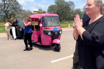 ஆட்டோவில் பணிக்கு செல்லும் அமெரிக்க பெண் தூதர்கள்!